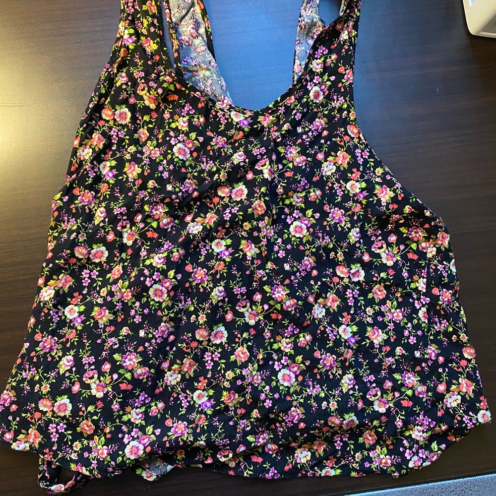 Floral patterned sleeveless shirt